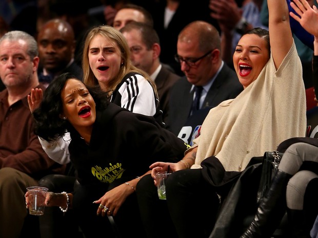 Cara Delevingne e Rihanna em jogo de basquete em Nova York, nos Estados Unidos (Foto: Elsa/ Getty Images/ AFP)