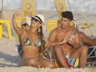 Viviane Araújo mostra o corpão em dia de praia e faz selfie com o noivo