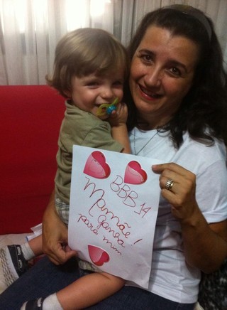 Rosângela, mãe de Clara Aguilar, com o neto Max (Foto: Twitter / Reprodução)