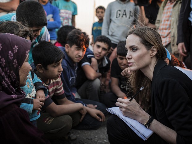 Angelina Jolie fala com refugiados sírios em um acampamento militar jordaniano com base perto da fronteira entre a Síria e a Jordânia (Foto: O.Laban-Mattei/ Reuters)