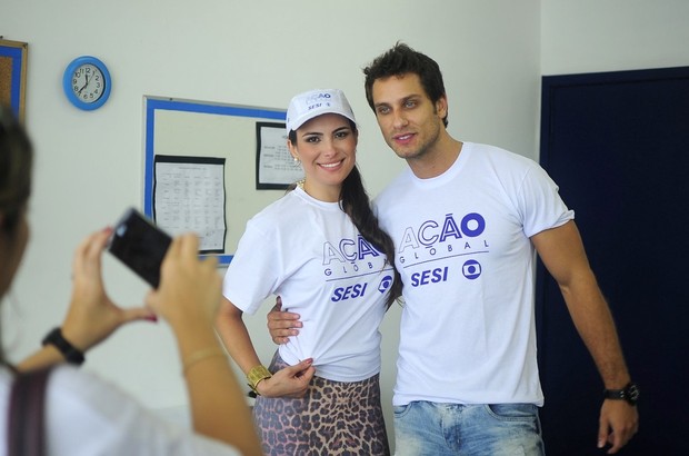 Os ex-BBBs Kamilla e Eliéser participam do Acão Global (Foto: Willian Oda / Foto Rio News)