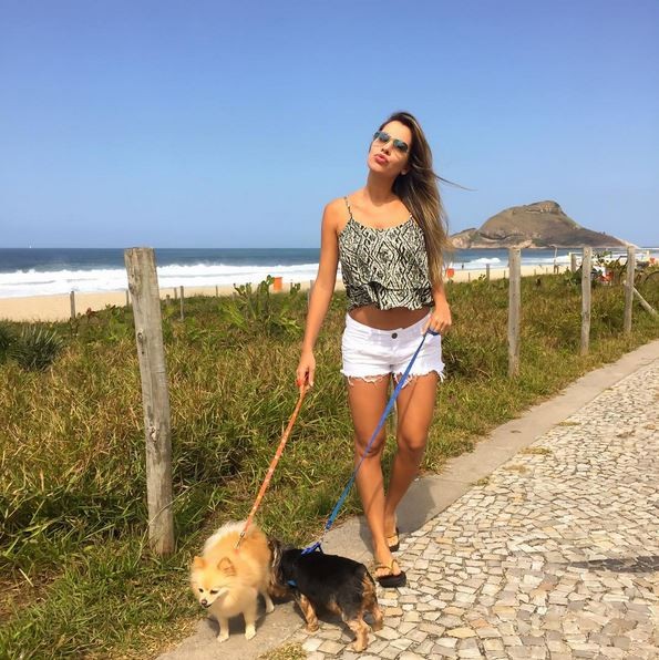 EGO Grávida Adriana SantAnna mostra barriga lisinha em praia do Rio notícias de Famosos