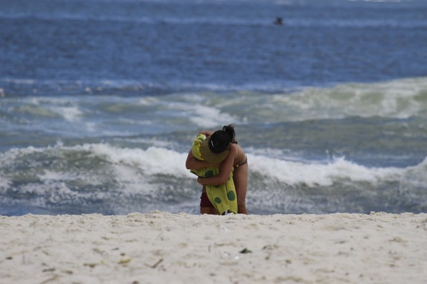 Juliana Knust com o filho na praia (Foto: Dilson Silva / AgNews)