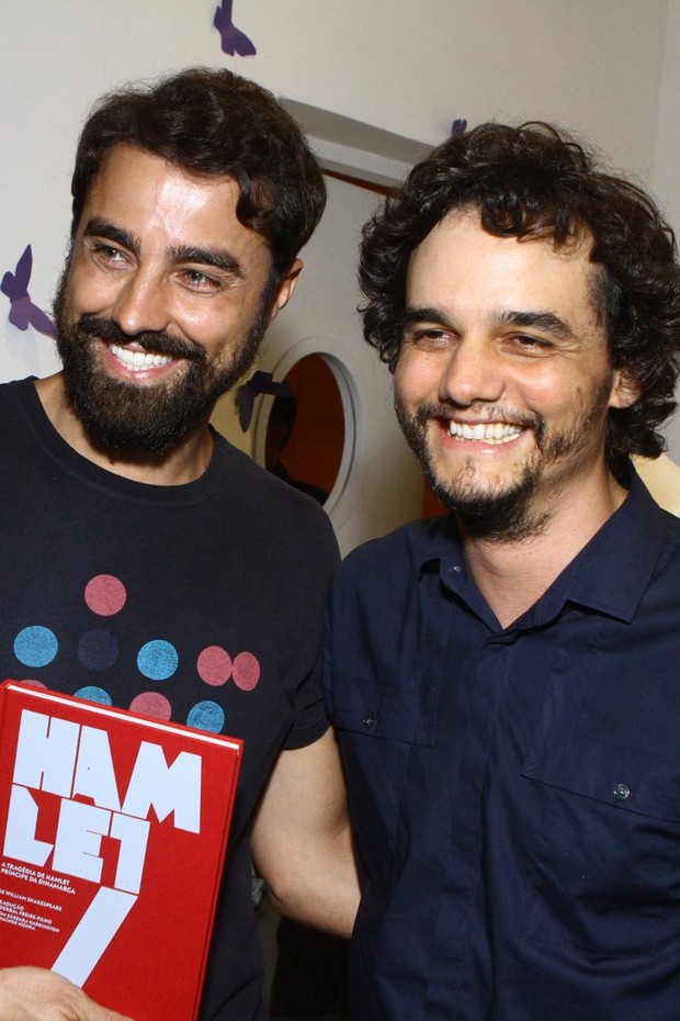 Ricardo Pereira e Wagner Moura no lançamento do livro &quot;Hamlet&quot; no Teatro Poeirinha (Foto: Raphael Mesquita / Foto Rio News)