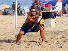 Rodrigo Hilbert joga vôlei em praia no Rio