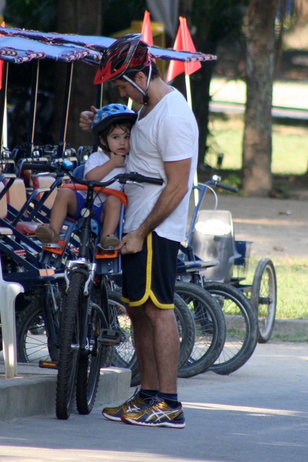 Eriberto Leão com o filho na Lagoa (Foto: JC Pereira / Foto Rio News)