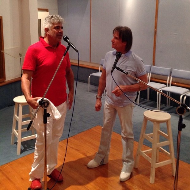 Lulu Santos e Roberto Carlos cantam juntos (Foto: Reprodução/ Instagram)