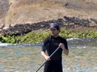 Marcelo Serrado toma banho de mar e faz stand up paddle