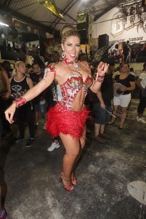 Rainha de bateria, Tati Minerato vai à quadra da Gaviões da Fiel, em São Paulo (Foto: Leo Franco / AgNews)