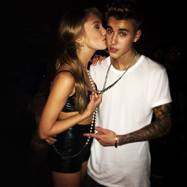 Justin Bieber ganha beijo de loira em bastidores de clipe (Foto: Instagram/ Reprodução)