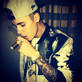 Justin Bieber posa fumando charuto (Foto: Instagram/ Reprodução)