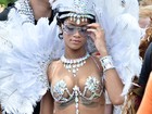 Fantasiada de passista, Rihanna se joga no carnaval em Barbados