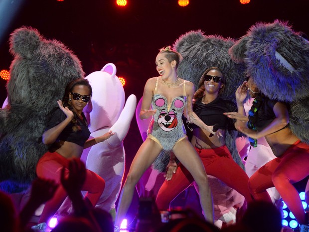 Performance de Miley com dançarinos no VMA (Foto: Getty Images)