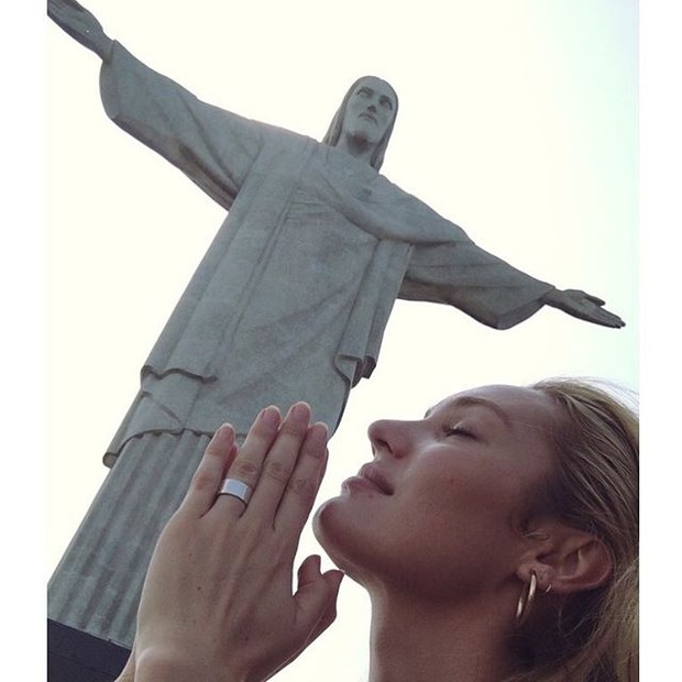 Candice Swanepoel posa com o Cristo Redentor ao fundo (Foto: Instagram/ Reprodução)