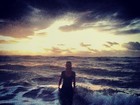 Thaila Ayla toma banho de mar com roupa e filosofa: 'Buscando a vida'
