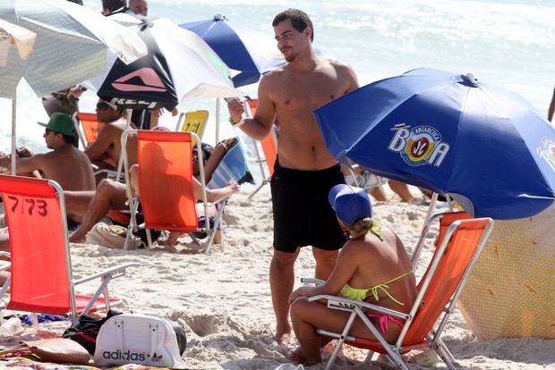 Thiago Martins na praia com amigos (Foto: Marcos Ferreira / Foto Rio News)