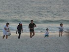 Vanessa Giácomo curte fim de tarde na praia com os filhos e o namorado