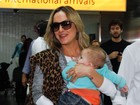 Claudia Leitte mostra o filho caçula ao desembarcar em São Paulo
