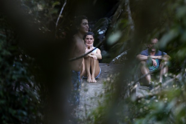 Isis Valverde e amigos passeiam pela sua cidade natal (Foto: Delson Silva / Agnews)