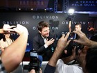 Assediado e sorridente, Tom Cruise  vai à pré-estreia de seu filme no Rio