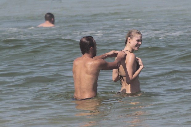 Roger Flores com a namorada na praia (Foto: Wallace Barbosa / AgNews)