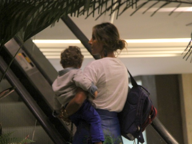 Flávia Sampaio com o filho, Balder, em shopping no Rio (Foto: Daniel Delmiro/ Ag. News)