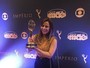 Viviane Araújo posa com a estatueta do Emmy e comemora