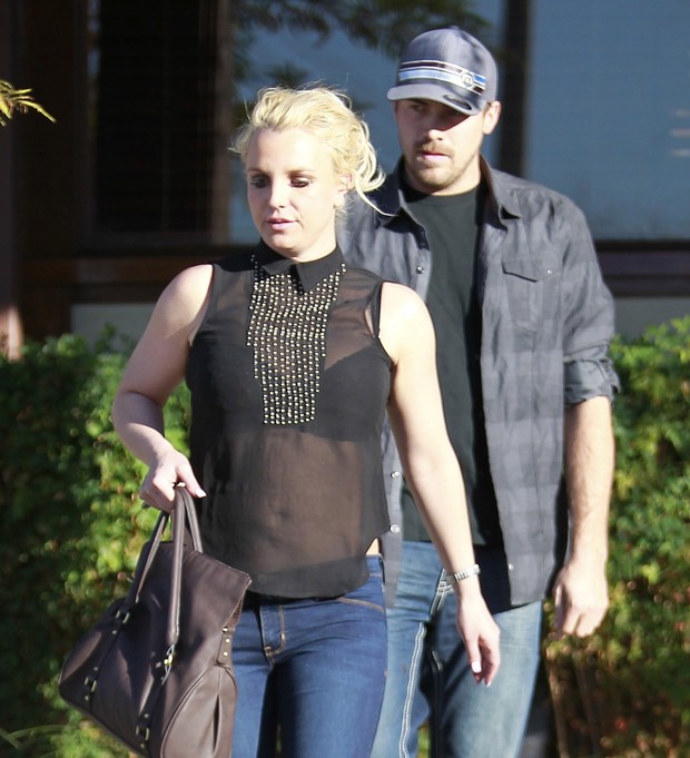 X17 - Britney Spears e o namorado, David Lucado, em Los Angeles, nos Estados Unidos (Foto: X17online/ Agência)