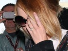 Miley Cyrus exibe anel de noivado e deixa sutiã à mostra em aeroporto