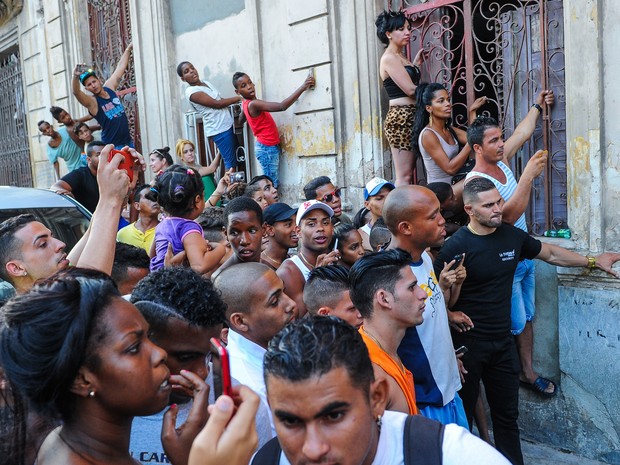 Fãs de Rihanna em Havana, em Cuba (Foto: Yamil Lage/ AFP)