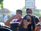Anitta desembarca sorridente em aeroporto e é recepcionada por fãs