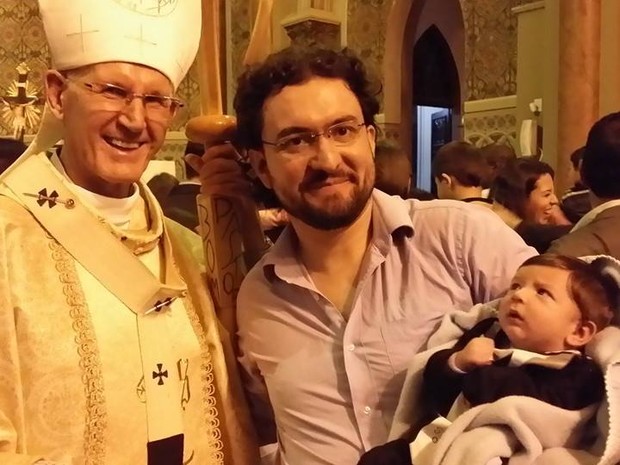 Marco Antonio Marcon, participante do BBB 15, com o filho, Alexandre, e com Dom Moacyr Vitti, arcebispo de Curitiba  (Foto: Facebook/ Reprodução)
