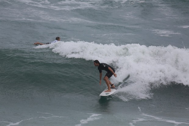 Vladimir Brichta com Felipe, filho de Adriana Esteves, na praia da Macumba, no Rio (Foto: Dilson Silva / Agnews)