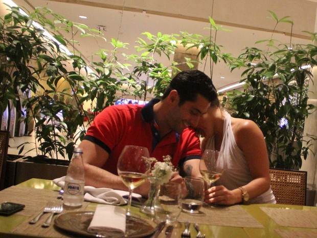 Ex-BBBs Marcelo Zagonel e Natalia Casassola em restaurante no Rio (Foto: Marcus Pavão/ Ag. News)