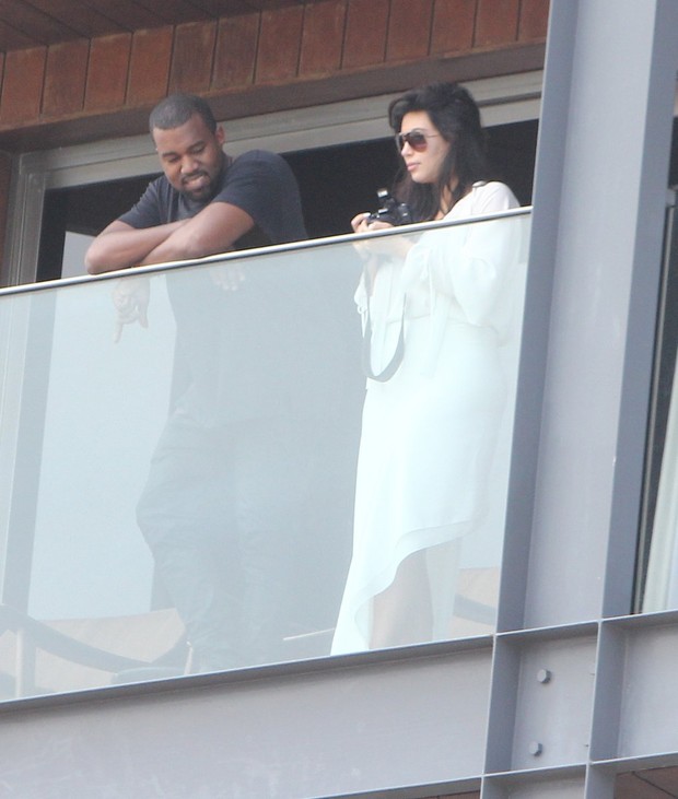 Kim Kardashian e Kanye West na sacada do hotel (Foto: Delson Silva / AgNews)