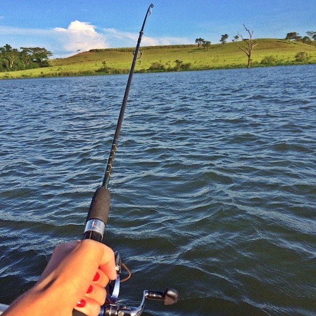 Ex-BBB Adriana posta foto pescando (Foto: Instagram / Reprodução)