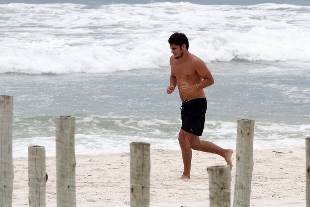 Bruno Gissoni correndo na praia da Barra da Tijuca, RJ (Foto: Marcos Ferreira / FotoRioNews)