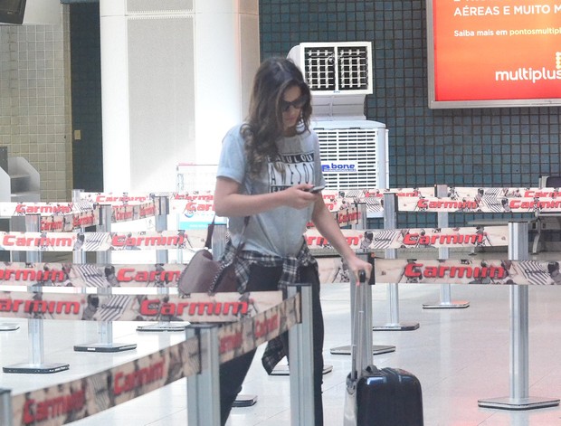Bruna Marquezine no aeroporto (Foto: William Oda/ Ag. News)