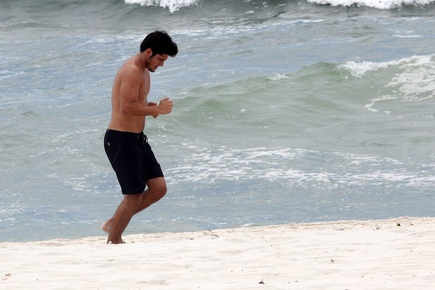 Bruno Gissoni correndo na praia da Barra da Tijuca, RJ (Foto: Marcos Ferreira / FotoRioNews)