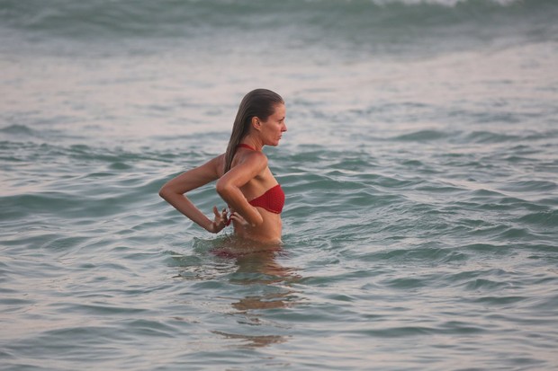 Ellen Jabour em mergulho na praia nesta terça-feira, 13 (Foto: Gabriel Rangel/AgNews)