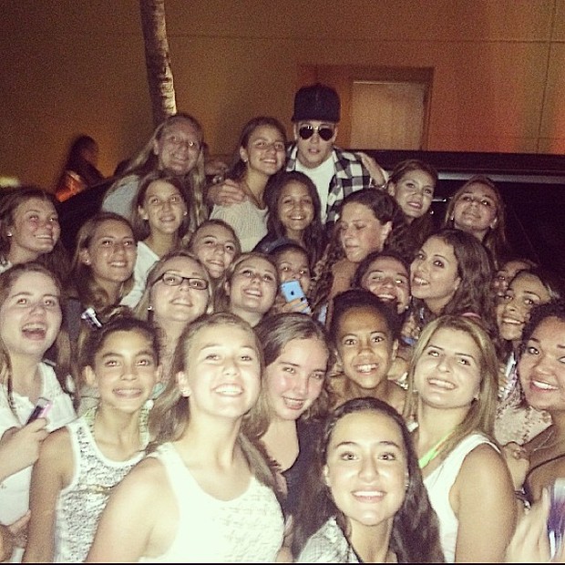 Justin Bieber posa com fãs (Foto: Instagram/ Reprodução)