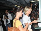Ashley Greene e Julianne Hough são cercadas por paparazzi