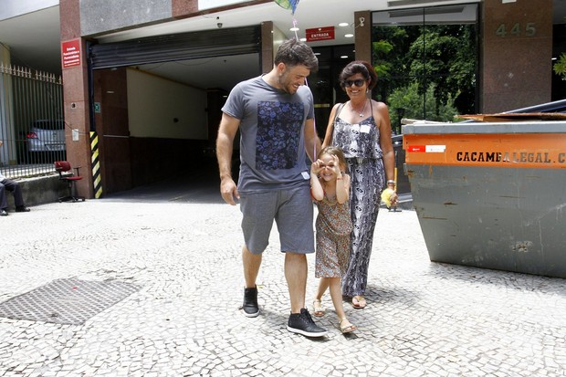 Raoni Carneiro, marido de Fernanda Rodrigues, com a filha (Foto: Alex Palarea/AgNews)