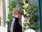 Após polêmica, Elton John é clicado com bolsa da grife Dolce & Gabbana