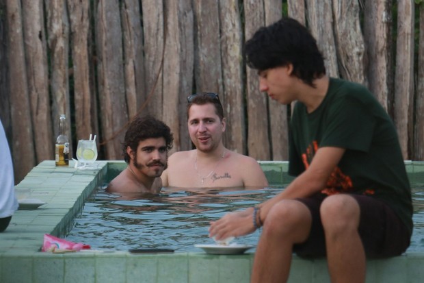 Caio Castro curte piscina (Foto: AgNews)