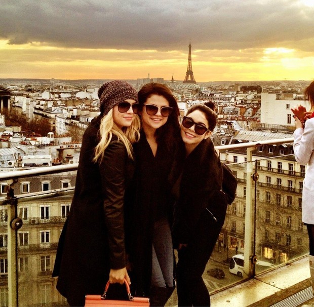 Selena Gomez com amigas em Paris (Foto: Twitter / Reprodução)