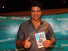 Ex-jogador Raí lança livro em São Paulo