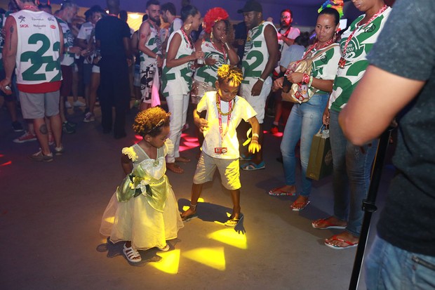 Filhos de Tais Araújo e Lazaro Ramos dançam no camarote (Foto: Mauro Zaniboni /Ag Haack)
