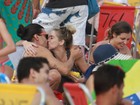 Danielle Winits beija André Gonçalves em tarde de praia no Rio
