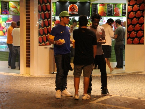 Thiago Martins com amigos em lanchonete na Zona Sul do Rio (Foto: Rodrigo dos Anjos/ Ag. News)